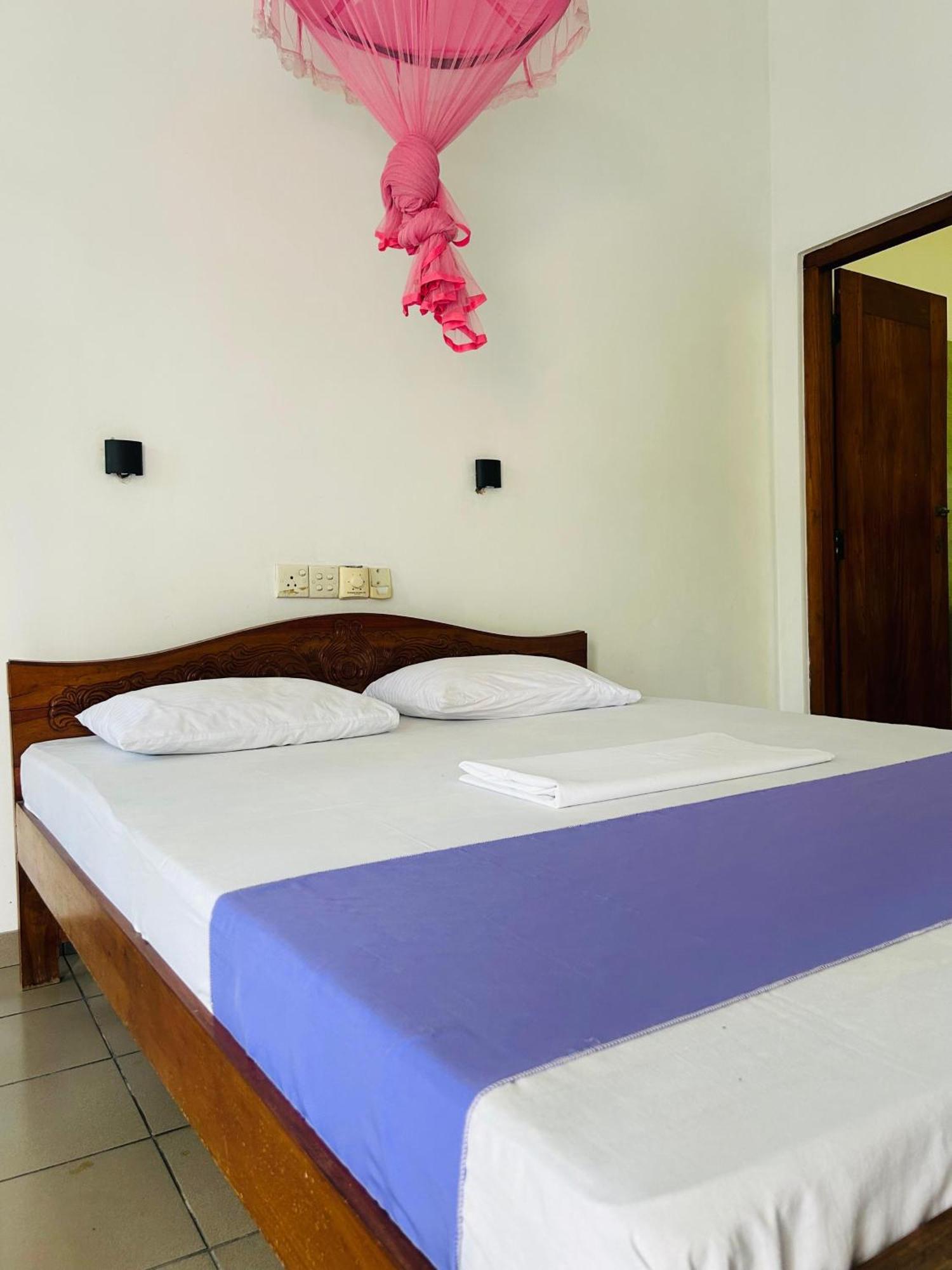 White House & Sea Food Restaurant Hostel Hikkaduwa Εξωτερικό φωτογραφία
